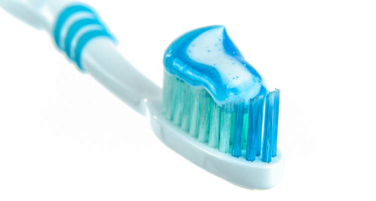 ¿Es conveniente usar pasta de dientes con flúor?
