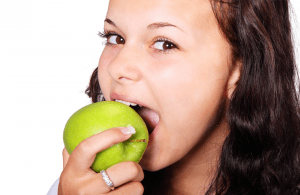 Cinco alimentos para fortalecer tus dientes