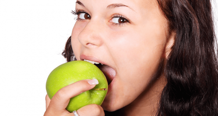 Cinco alimentos para fortalecer tus dientes