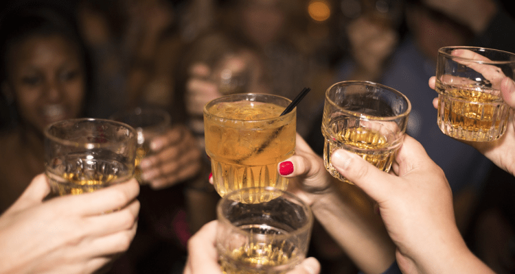 ¿Cómo afecta el consumo de alcohol a nuestros dientes?