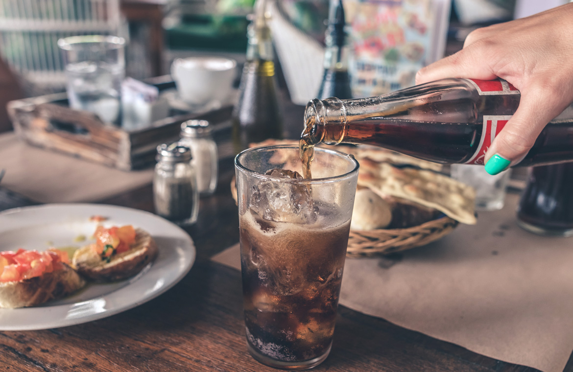Cómo afectan las bebidas carbonatadas a tu salud bucodental